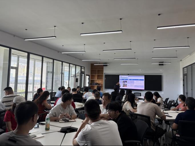 聚力新学期  启航新征程——建筑与艺术设计学院 2025 秋首次教职工大会统筹部署开学工作